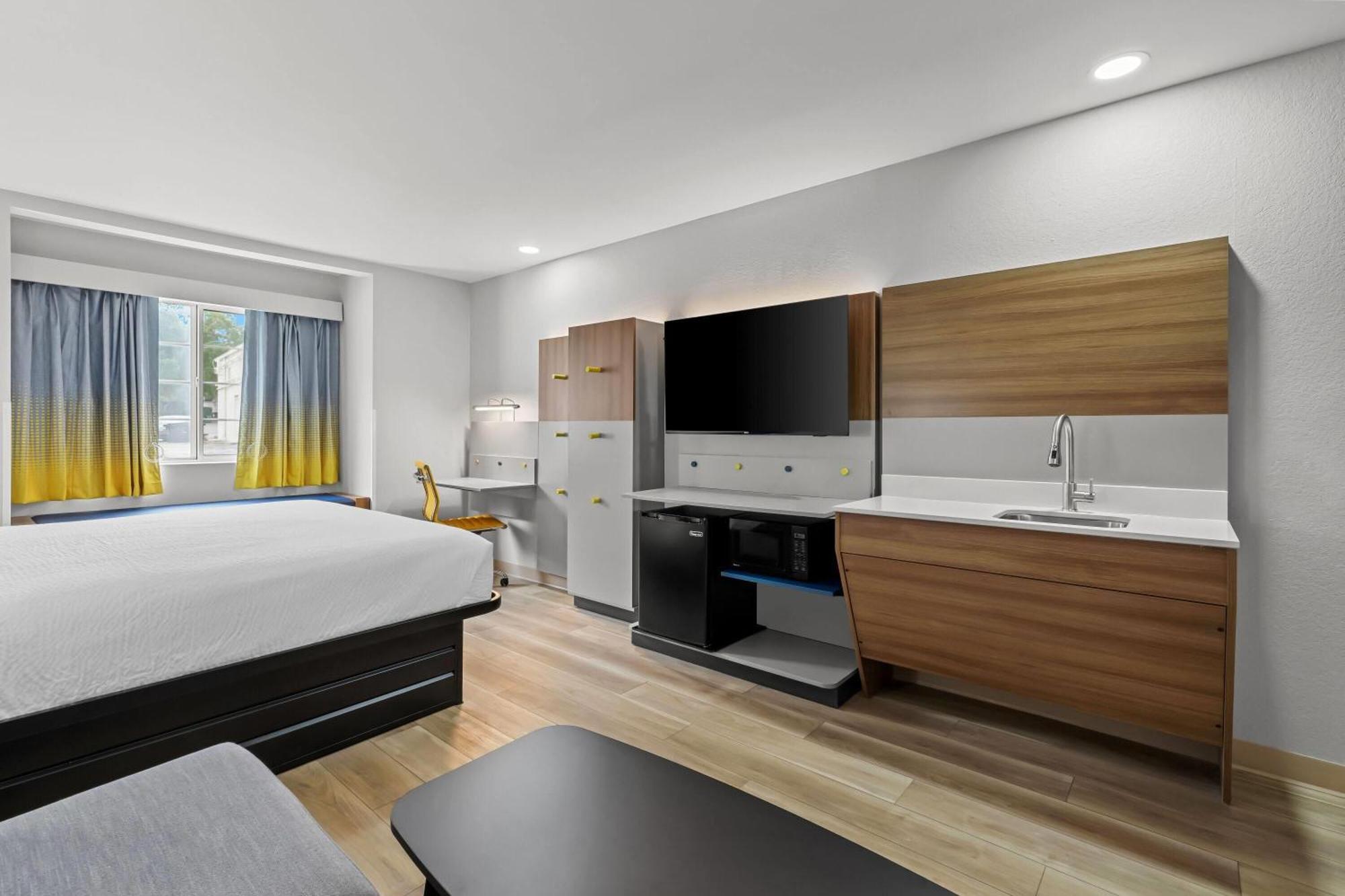 Microtel Inn & Suites By Wyndham Norcross Bagian luar foto